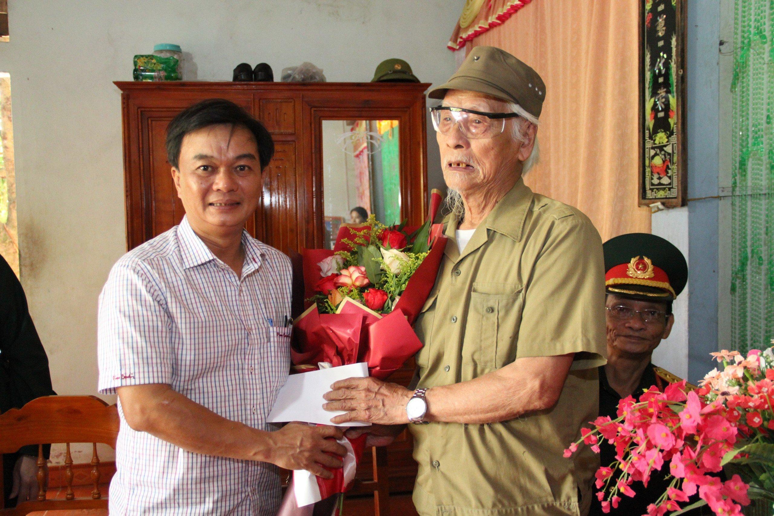 Lãnh đạo Tỉnh thăm các Cựu chiến binh Điện Biên Phủ đang cư trú trên địa bàn thị xã Quảng Trị